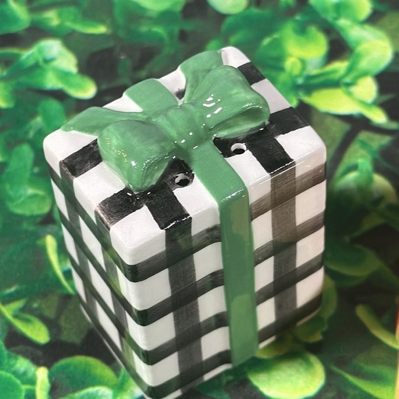 Hallmark Christmas Presents Salt & Pepper Shackers NEW - Picture 4 of 12